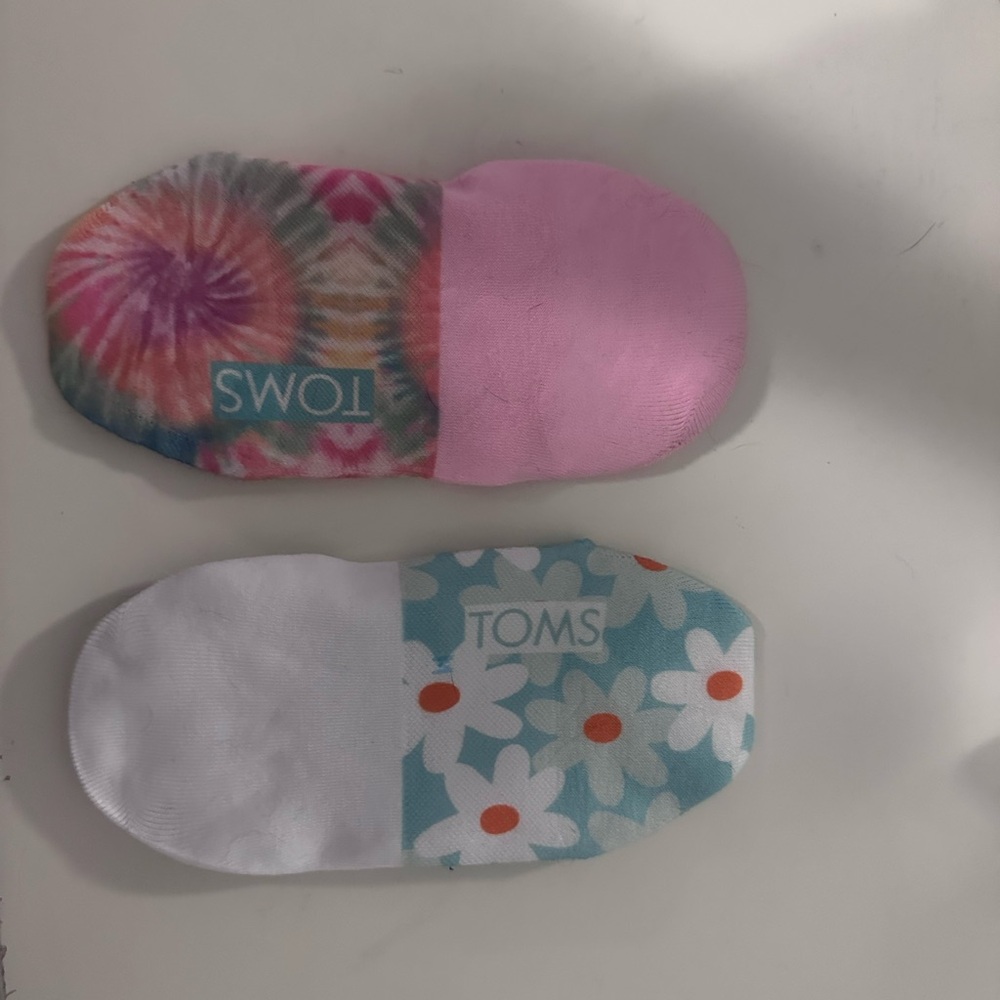 2 Pairs of Toms Socks